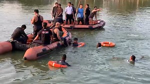 #Boat Capsizes at Harni Lake: Over 20 #Children in #Rescue Operation, Some in Critical Condition A somber incident unfolded at Harani Lake today when a boat, boarded by over 20 children and 2 teachers from Panigate's New Sunrise School on a picnic, capsized. Prompt rescue operations were launched, reminiscent of past incidents like Sursagar. Presently, over six children are reported to be in serious condition. હરણી લેકમાં બોટ પલ્ટી...બોટમાં 20થી વધુ બાળકો હતા હરણી લેકમાં આજે સુરસાગર દુર્ઘટનાની ય