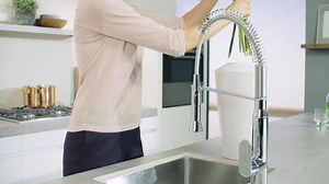 2.1K views · 37 reactions | Mit der GROHE K7 definieren wir den Mittelpunkt deiner Küche neu. Diese Profi-Armatur für zu Hause bietet eine 360° ausziehbare, dreh- und schwenkbare Brause, die sich mit einer Hand bedienen lässt. So kannst du dich ganz auf die Zubereitung deines leckeren Essens konzentrieren.  | GROHE | Facebook