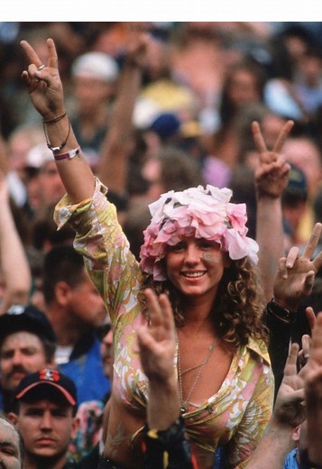 Woodstock 70s Hippie Girl: Vintage Festival Vibes