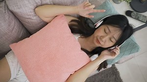 Der Blick von oben glückliche asiatische: Stockvideos & Filmmaterial (100 % lizenzfrei) 1081305542 | Shutterstock