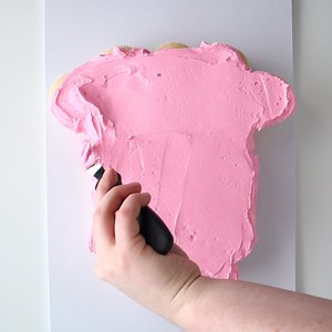 76K views · 259 reactions | The cutest little baby onsie pull apart cupcake cake!! 梁療 #cakedecorating | The Icing Artist | Facebook