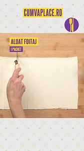 Cornuri cu gem și nucă - rețetă rapidă Ingrediente • 1 aluat foitaj • 3 linguri de gem • 1 lingură de nucă măcinată (dar nu foarte fin) • 1 plic de zahăr vanilinat • lapte/smantână/gălbenuș pentru uns • Zahăt tos Cum să faceți • Amestecați într-un castronel gemul preferat (noi am folosit gem de caise) cu nuca și zahărul vanilinat. • Întindeți aluatul rece pe masa de lucru și tăiați-l în fâșii late de 10 cm (aluatul folosit de noi era unul proaspăt și avea 40 cm lungime). • Apoi, tăiați fiecare f