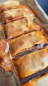 Rotolo di pizza 🍕 Facile, veloce e troppo buono 🤤🤤 Ingredienti 🧐 un rotolo di base pizza già pronta 180 gr passata di pomodoro 🥫 q.b. origano, olio e sale 250 gr mozzarella q.b. olive nere (facoltative) Condite la passata di pomodoro con l’origano, il sale e l’olio. Srotolate la base pizza già pronta. Spalmate la passata di pomodoro, aggiungete la mozzarella tagliata a fettine e le olive nere. Chiudete aiutandovi con la carta forno e spennellate con l’olio. Infornate a 200 gradi, forno vent