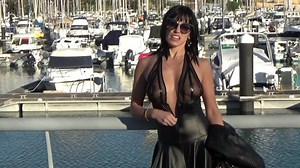 Une brune sans culotte se promène dans le port, pisse et se masturbe en pub