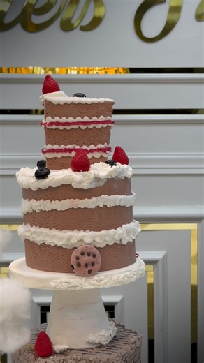 ✨ Résultat de formation – Cake Design ✨ Thème : “Tes bonbons” 🍭 Un univers sucré, coloré et gourmand, où chaque détail reflète passion et créativité. 🎂💖 💖 Un grand merci à mes stagiaires 💖 Votre passion, votre créativité et votre persévérance ont rendu cette formation unique et inoubliable. 🎂✨ Chaque réalisation a été une véritable œuvre d’art, remplie de couleurs, de douceur et de gourmandise 🍬🍭. Je suis fière de vous et de vos progrès — continuez à croire en votre talent et à donner vi