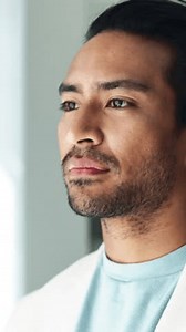 在有事业抱负或金融经验的初创企业中，人、财务顾问或窗口思维。交叉、严肃或有人反思、构想或项目开发以寻求梦想的机会 库存影片视频（100% 免版税）3717594107 | Shutterstock