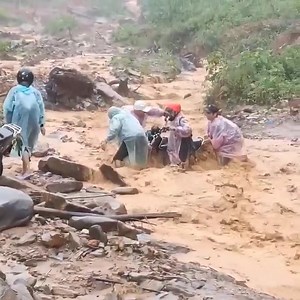 31K views · 688 reactions | Storm Conson: Moment of Life and Death of Group of People Crossing Floodwaters in the Mountainous Quang Nam Region  | Amazing Vietnam | Facebook