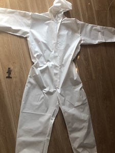 [Hot Item] Disposable Protective Clothing/Isolation Suit Personal Protective Clothing Equipment Non Woven Chemical Safety Coverall Clothing Suits