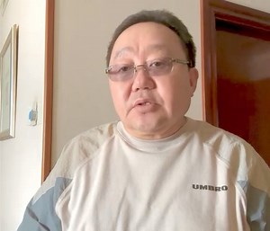 Сонгуулийн нэр дэвшилт ид явагдаж байна. Мэдэх хоёр хүндээ улс төрөөс "хол" байхыг зөвлөх нь зүйтэй санагдав. Алтанхуяг болон Баттулга. 1. "Өрөнд баригдаж, өтөнд идэгдэх." Монгол хүний уламжлалт цээр. Хуучин өр буюу Зөвлөлтийн өр олон төрийн нүүр үзэж 2015 онд эцэслэн шийдсэн. Шинэ үеийн өр буюу Алтанхуягийн өр. Монголын Шинэ өрийг Ерөнхий сайд байхдаа ҮАБЗ-ийн хурлаар тогтсон гуравны нэг гэх зарчмыг зөрчин Норовын Алтанхуяг үүсгэсэн. Тиймээс ч "Өр-Алтанхуяг," "Өт-Алтанхуяг" гэх "Ө"-хочийг өрсөл