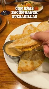 ¡Para los amantes del queso! 🧀🧀 Nuestras Bacon Ranch Quesadillas 🙌 Pollo marinado a la parrilla con salsa ranch, cubierto con trocitos de tocino y una mezcla de quesos 🥓 ¡Visítanos y chilea los mejores sabores! | Chili's Ecuador