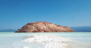 vista aérea del lago salino assal en la región de tadjoura, djibouti