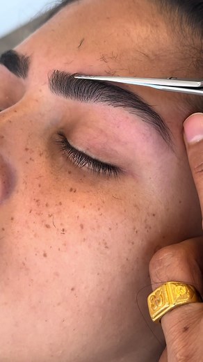 This is perfect example of just cleaning. Keeping it natural shape at it best. Simple yet elegant . . . . #threading #eyebrows #fyp #orangecounty #tiktok