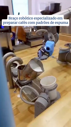 🤖☕ Desenvolvido pela startup Artly Coffee a partir de um braço robótico da Universal Robots, este robô barista pode preparar cafés com uma variedade de padrões de espuma (sem ficar cansado). 💡 Para garantir uma xícara perfeita a cada pedido, a qualidade da bebida é monitorada em cada etapa usando inspeção visual baseada em aprendizado profundo (deep learning). Este foi mais Um Pingo de Ciência por @wilerjrxd. 💧 📽️ @artly.coffee 📌 Via AI4Diversity (LinkedIn) - 🔸Siga @umpingodeciencia #cafe 