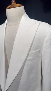 Custom-made milk white linen blazer featuring a wide peak lapel! | FIERO