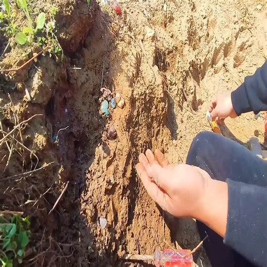 12K views · 1K reactions | Volcanic glass. A variety of gems gather in the soil of the ancient volcano。gemstone | Chak Krythink | Facebook