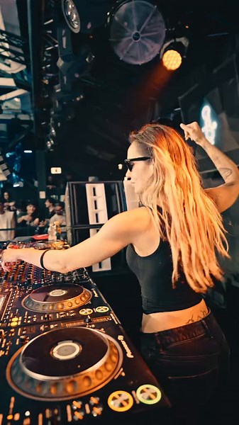 Deborahdeluca (@deborahdelucaofc) - Remix de Deborah De Luca de 'Blah Blah Blah'