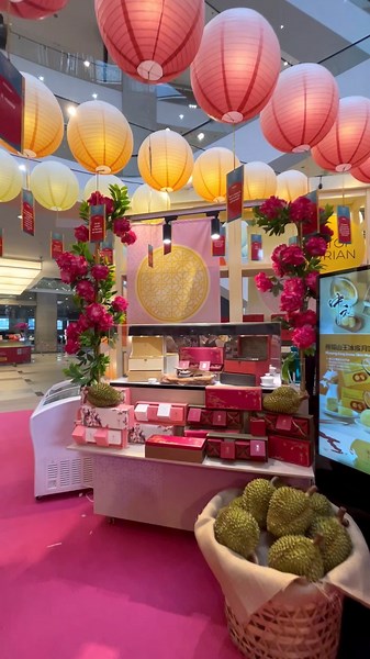 39K views · 310 reactions | These 100% Pure Musang King Durian snowskin mooncake by Tip Top Durian is perfect for durian lovers  Quote FOODIE50 & enjoy RM50 OFF when checkout  Available at Pavilion KL  Order from https://topduriandelivery.com/product-category/mooncake  www.topduriandelivery.com [Halal-certified] | KL Foodie | Facebook