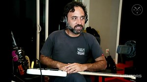 In this lesson, Jonathan Herrera talks about his experience listening to isolated James Jamerson tracks and the difference between sounding great in isolation and sounding great in a mix. ⠀⠀⠀⠀⠀⠀⠀⠀⠀ Jonathan will be hosting our upcoming SBL live seminar TODAY (August 6) to talk about studio tips and tricks: ⠀⠀⠀⠀⠀⠀⠀⠀⠀ Time: 7pm BST | 6pm UTC | 2pm EDT | 11am PDT ⠀⠀⠀⠀⠀⠀⠀⠀⠀ See you there!! | ScottsBassLessons.com