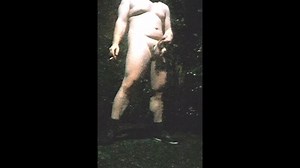 Exibionist läuft nachts durch die Straßen und wixxt sein abgebundenen schwanz