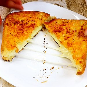 pain à l'ail farci à la poêle ! | Recettes du Jour