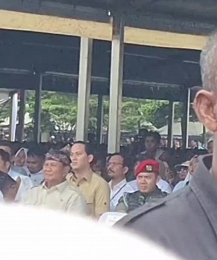 jarang jarang kan liat mayted ketawa nya begini mana mas rizky ketawa nya sambil nyolek mayted lagi . . . #mayorteddy #mayorteddyindrawijaya #mayorteddyajudan #prabowo #rizkyirmansyah #teddyindrawijaya #teddy #fypシ゚viral #mayorteddyajudanprabowo #fypシ #viraltiktok #videotiktokk #videoviral #fypviral #fyp #CapCut