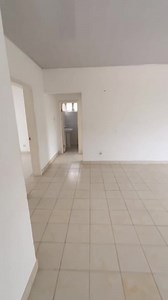 🏡 VENDE-SE Vivenda V3 Suíte – Condomínio Colina do Sol, Viana (Luanda) 📍 Localização premium: Dentro do Condomínio Colina do Sol, junto ao Norberto de Castro, a poucos metros da via expressa. Destaques do Imóvel: 🛏️ 3 Quartos (1 Suíte) 🛋️ Sala ampla com dois ambientes 🍽️ Cozinha espaçosa 🚽 1 Casa de banho de apoio 🚗 Quintal com espaço para 2 viaturas ⚡ Infraestrutura e Segurança: Energia da rede pública 24/24h Condomínio asfaltado e com segurança 24h 📄 Documentação: Legalizada e pronta p