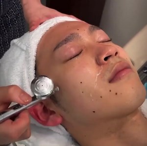 We offer Intraceuticals oxygen facial treatments for men too. Go ahead and book your appointment! : @acquaplus #oxygenfacial #antiaging #microdermabrasion #acnetreatment #hydrafacial #esthetician #facialtreatment #microneedling #dermapen #acne #clearskin #dermaplaning #medicalspa #skinrejuvenation #ledlighttherapy #chemicalpeel | Intraceuticals SA | Facebook