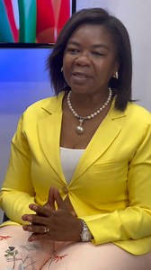 Sabías que tu tipo de piel según la clasificación de Fitzpatrick puede ayudarte a prevenir el envejecimiento prematuro y el cáncer de piel? Esta clasificación dermatológica agrupa la piel en 6 tipos según su color natural y reacción al sol. Conócelo y protégela mejor: 1. Tipo I: Piel muy blanca, ojos claros, cabello rubio o pelirrojo. Siempre se quema, nunca se broncea. ¡Altísimo riesgo de daño solar! 2. Tipo II: Piel blanca, ojos claros, cabello rubio o castaño. Siempre se quema, bronceado míni