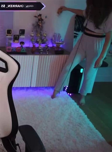 Pokimane accidentally dropped something to show CAKE after noticing her viewers were losing interest 😳