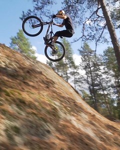 We just can‘t go for a „normal“ trail ride... 🤷🏼‍♂️ @martinsoederstroem @elias_schwaerzler 📹 @hannesberger_com | Fabio Wibmer
