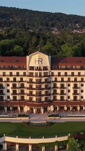 Das wunderschöne 5-Sterne Hotel Evian Resort ist zurück auf QoQa🤩 Entdecke ab Freitag 17.02 um 22.00 Uhr unser luxuriöses und tolles Angebot auf QoQa! Eine Übernachtung und ein 3-Gänge Menü, Naturspa und noch vieles mehr! Bereite dich auf dieses königliche Angebot vor 👑 | QoQa