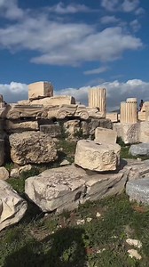 Summer In The City 2024: Αθήνα, η πόλη που δεν φεύγει ποτέ 📌Κάτω από τον ανελέητο ήλιο της Αθήνας, η πόλη μεταμορφώνεται σε έναν λαβύρινθο με ζωή και ενέργεια. Εδώ, στην τσιμεντένια μητρόπολη, στα στενά όπου η Ιστορία συγκρούεται με τους μοντέρνους καιρούς, δεν υπάρχουν τουρίστες και ντόπιοι, μόνο ανήσυχες ψυχές που αναζητούν την επόμενη βουτιά στο χάος, για να αναδυθούν ανανεωμένοι. Καλό καλοκαίρι! | Athens Voice (official)