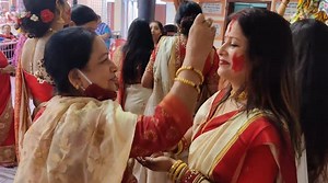 Indian women played Sindur Khela at Northern India Ahead of Durga Maa Idol Immersion
