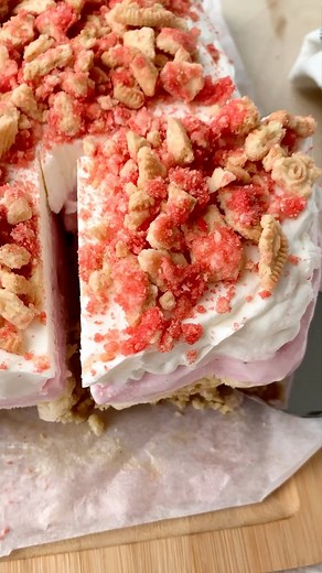 A tasty treat perfect for hot summer days☀️ This STRAWBERRY CRUNCH ICE CREAM CAKE has layers of strawberry and vanilla ice cream🍦and is topped with golden Oreos for an added crunch!🍓 Find this tasty #strawberrydessert recipe at the link in the comments🌟 #icecreamcake #strawberrydessert #strawberrycake #icecream | All Things Mamma