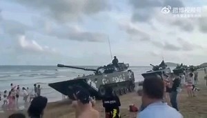 🇨🇳🇹🇼 China deploys tanks at Xiamen City beach, closer to Taiwan Strait in Fujian amid Nancy Pelosi's visit to Taiwan