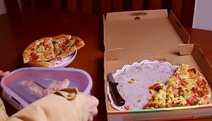 Reusable expanded pizza storage container, with 5 microwave heating trays, adjustable pizza boxes, space saving pizza racks, and remaining pizza slicing containers (red)…