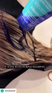 Om sommeren eksponeres håret mer for sol, da kan blond fargen bli blassere og gulne. Bruk Blonde Perfecting Purple Shampoo & Balsam. Profftips: La det virke i 3–5 minutter for et enda bedre resultat💜 | Moroccanoil