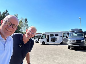 In deze 7e Liveshow zijn we aan de Fichtelsee waar Frankia haar nieuwe modellen presenteert. Daarvan bekijken we er gelijk eentje, een stoere buscamper met 4x4 Mercedes basis. De Yucon in een K-Peak uitvoering. Maar we hebben ook nieuws van Dethleffs en een stoere e-bike. Maar we hebben meer en dat zie in deze show. Veel plezier! Deze kampeershow is mede mogelijk gemaakt door: Raema caravans en campers: https://bit.ly/3DEmaRA Dethleffs Nederland: https://bit.ly/3DEme3M Flyer e-bikes: https://bit