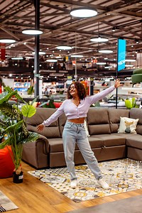 Plongez dans l'univers chaleureux de Coralie, une fidèle cliente qui partage ses coups de cœur et vous guide à travers les trésors de Conforama. Découvrez avec elle les produits incontournables pour embellir votre maison. 🏡✨ Regardez la vidéo pour une dose d'inspiration. 😍 #Conforama #ConforamaMaurice #furnituredeals #shopping #homedesign #homerenovation #homeessentials #furniturestore #christmas #HomeDecor #interiordecor #kitchendesign #furniture | Conforama Ile Maurice