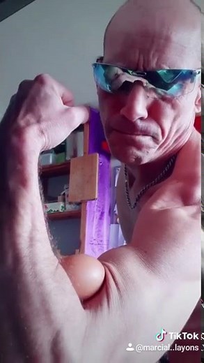 Partir huevo con el brazo