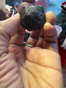 ❤️Jet is a velvety black-colored gemstone that is a type of lignite. This jet black gem was used in Britain as far back as the Neolithic period when it was made into beads for personal adornment. The Romans used jet for rings, hair embellishment, pendants and other forms of jewelry. Popular use of this stone died out until the Victorian era, though it was still occasionally used. Jet was often used in mourning jewelry that was worn in remembrance of a dearly departed family member or friend. Que