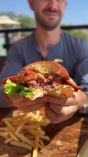 Searching for the perfect post-beach bites in Laguna Beach? Mozambique is the place! 🎥 by ⁠Jenahfir | Locale Magazine