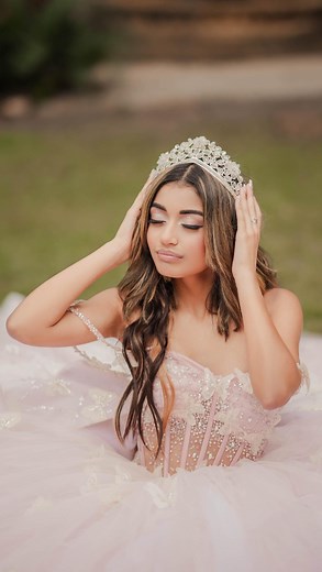 Such a special moment for Hisella ✨💗 #quinceañera #myquince #quinceaños #quinceañeradresses #foyografia #fotografie #pictureoftheday #caballos #horses #photographer #photography #atx #austintx #austinphotographer #quinceañeramakeup #mua #makeup #instagood | Dream It Photography and Video