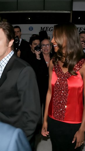 ”Bowies dotter är overklig!” 🤯🌟 Fans kan inte sluta tittas på Alexandria Zahra Jones surrealistiska skönhet – en perfekt blandning av Bowies charm och Imans elegans 😍💫 Hon undviker rampljuset, men hennes foton väcker uppmärksamhet. Se dem i kommentarerna nedan 👇 | Fantastiska berättelser