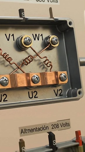 🔌Conexión de motor en estrella y delta 🌠🔺 ¿Sabías que muchos motores trifásicos arrancan con estrategia para evitar picos de corriente? 😱👇 Te explico de forma sencilla cómo funciona este método usado en miles de instalaciones industriales. La conexión Estrella–Delta permite arrancar el motor a tensión reducida, disminuyendo el esfuerzo eléctrico y alargando su vida útil. Primero, el motor inicia en Estrella (Y), consumiendo solo 1/3 de la corriente normal. Es un arranque suave, ideal para e