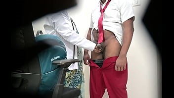 Ist es eine schöne Frau, die in einem öffentlichen Krankenhaus den Penis eines Schuljungen untersucht?