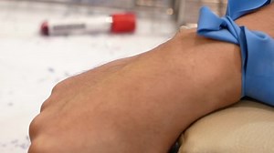 Nahaufnahme, Nadel-Spritze mit Nurse-Pricken in den: Stockvideos & Filmmaterial (100 % lizenzfrei) 1016593204 | Shutterstock