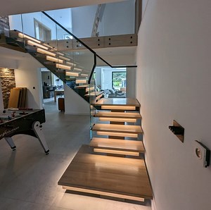 [Hot Item] Sensor LED Light White Oak Steel Wood Stairs Modern Indoor Mono Stringer Customized Villa Straight Stairs