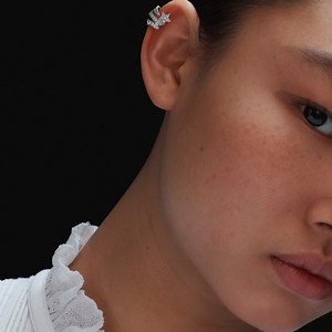 35K views · 2.4K reactions | There are endless ways to wear CHANEL earrings. Find your own style on chanel.com/-Earrings_fb #CHANELFineJewelry #COCOCRUSH #CameliaCollection #CHANELRuban #PlumedeCHANEL #CHANELComete The COMÈTE earrings are based on designs by Lorenz Bäumer. | CHANEL | Facebook