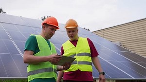 Les ingénieurs ajustent les panneaux solaires : vidéo de stock (100 % libre de droit) 3888625805 | Shutterstock
